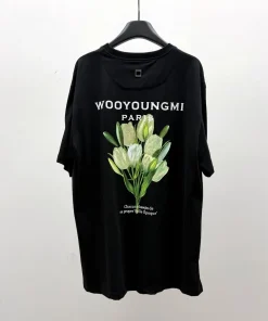 Alternative view of 우영* 플라워 프린트 백로고 티셔츠 블랙 W-003